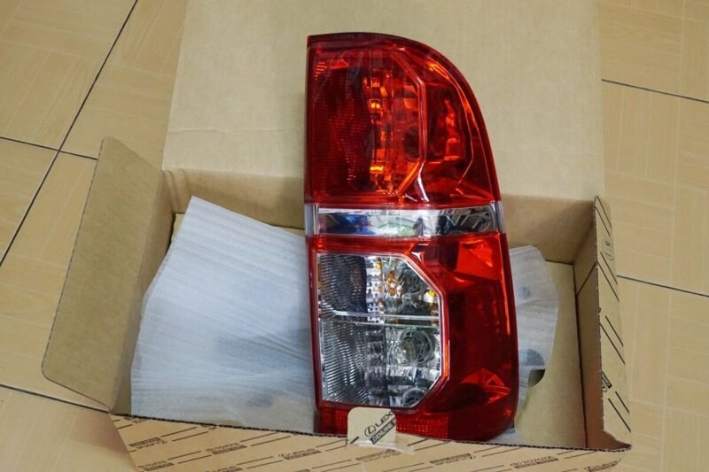 TOYOTA - LAMP ASSY RR W/BULB & HOLDER RH 81550-0K140
